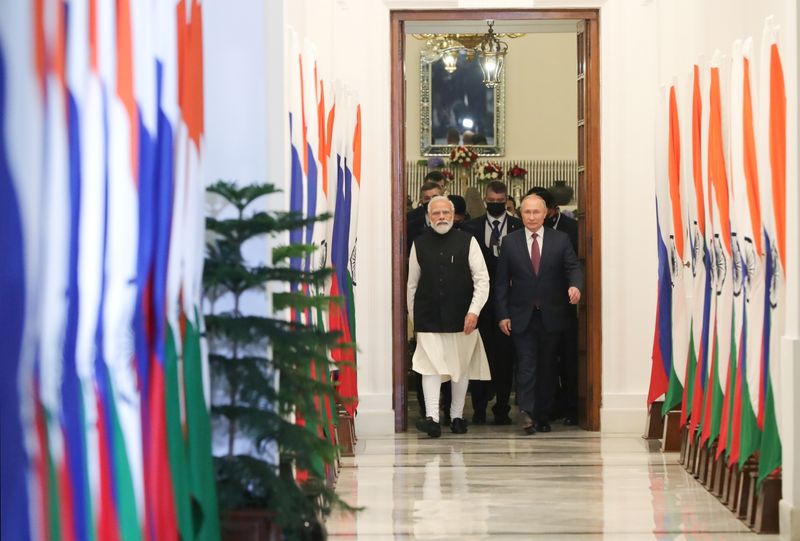 © Reuters. رئيس الوزراء الهندي ناريندرا مودي (إلى اليسار) بصحبة الرئيس الروسي فلاديمير بوتين في نيودلهي يوم الاثنين. صورة لرويترز من وكالة سبوتنيك الروسية.
