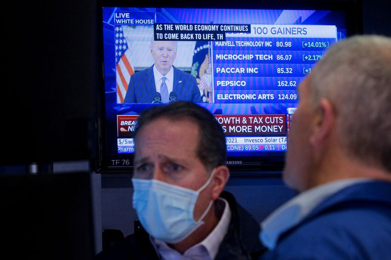 © Reuters. متعاملان أثناء التداول في بورصة نيويورك يوم 3 ديسبمر كانون الأول 2021. تصوير: رويترز. 

