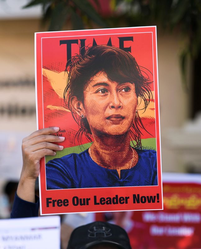 © Reuters. A demonstrator holds up a sign outside the Chinese Embassy as people protest against the military coup and demand the release of elected leader Aung San Suu Kyi, in Yangon, Myanmar, February 11, 2021. REUTERS/Stringer/Files