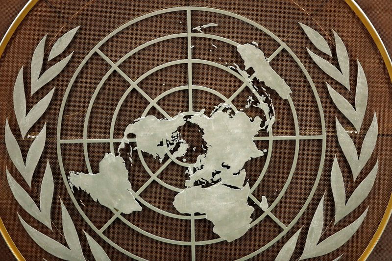 © Reuters. شعار الأمم المتحدة في قاعة الجمعية العامة في نيويورك يوم 21 سبتمبر أيلول 2021. صورة لرويترز من ممثل لوكالات الأنباء.