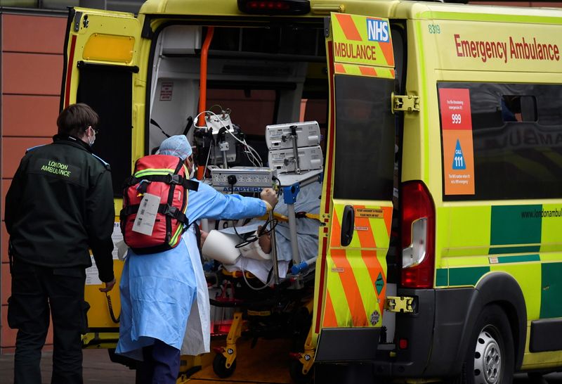 &copy; Reuters. FILE PHOTO: Medical workers move a patient between ambulances outside of the Royal London Hospital amid the spread of the coronavirus disease (COVID-19) pandemic, London, Britain, January 27, 2021. REUTERS/Toby Melville