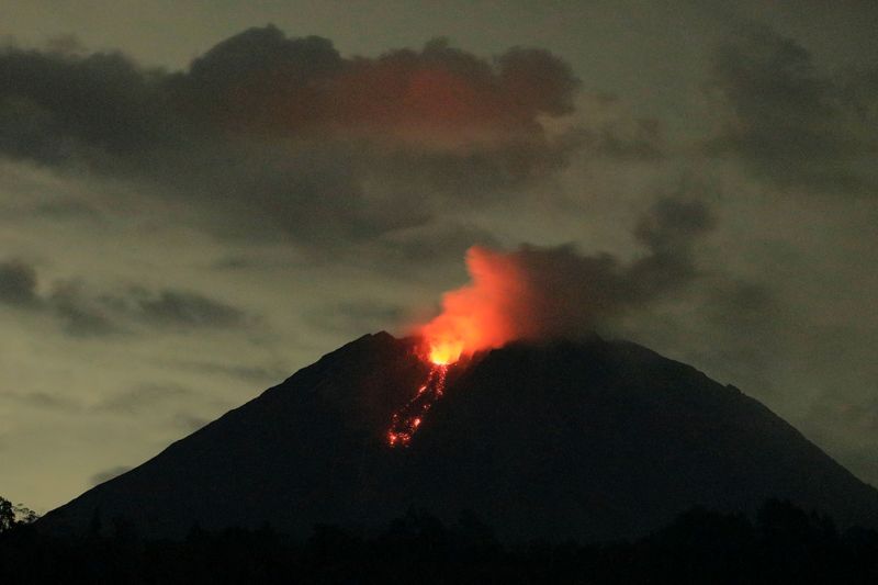 © Reuters. Mount Semeru volcano spews hot lava as seen from Sumberwuluh, in Lumajang, East Java province, Indonesia, December 6, 2021. REUTERS/Willy Kurniawan