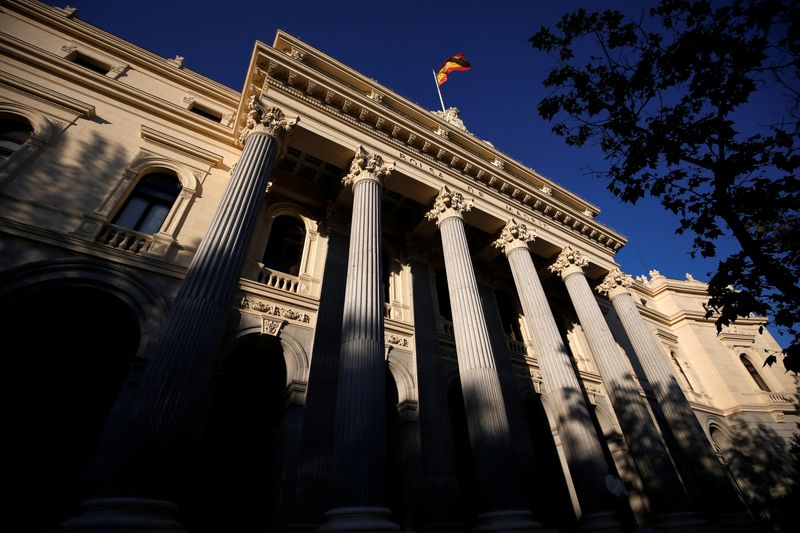 &copy; Reuters. FOTO DE ARCHIVO: Una bandera española sobre el edificio de la Bolsa de Madrid, España, el 1 de junio de 2016. REUTERS/Juan Medina