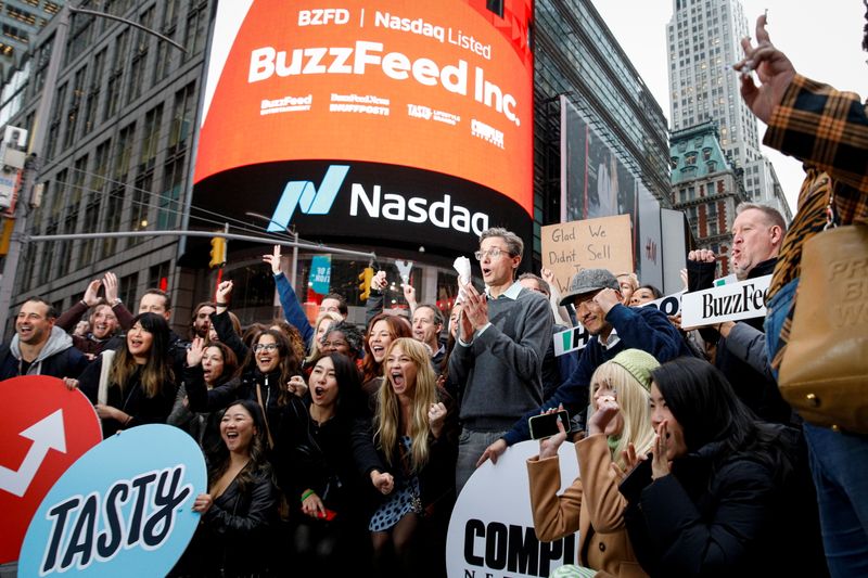 © Reuters. Jonah Peretti, founder and CEO of BuzzFeed, poses with employees to celebrate the company's debut outside the Nasdaq Market in Times Square in New York City, U.S., December 6, 2021.  REUTERS/Brendan McDermid