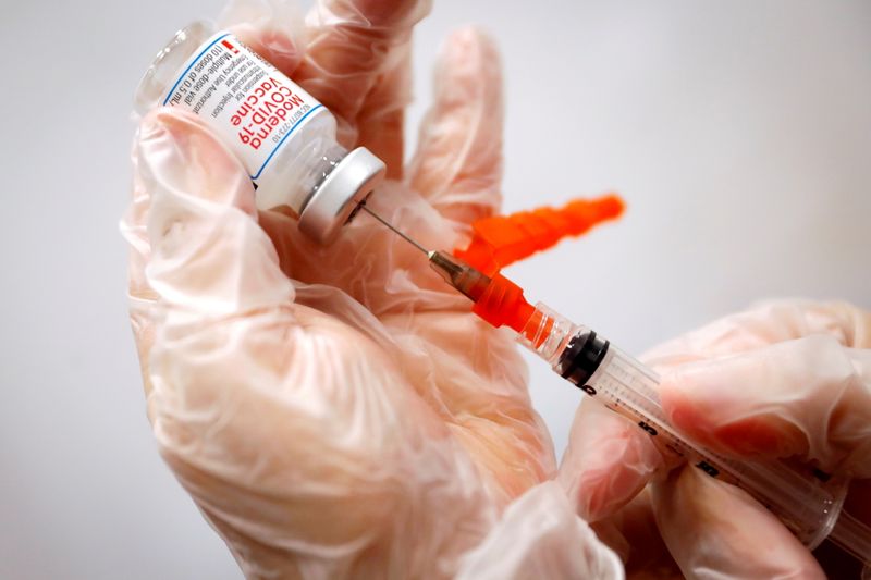 &copy; Reuters. FILE PHOTO: A healthcare worker prepares a syringe with the Moderna COVID-19 vaccine at a pop-up vaccination site operated by SOMOS Community Care during the COVID-19 pandemic in Manhattan in New York City, New York, U.S., January 29, 2021. REUTERS/Mike S