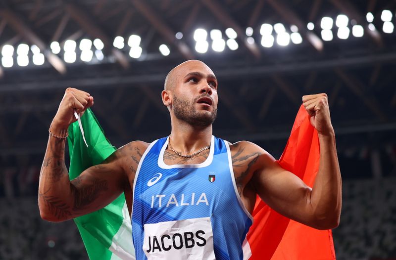 &copy; Reuters. العداء الإيطالي لامونت مارسيل جاكوبس يحتفل عقب فوزه بذهبية 100 متر عدوا في أولمبياد طوكيو في أول أغسطس اب 2021. تصوير:رويترز.