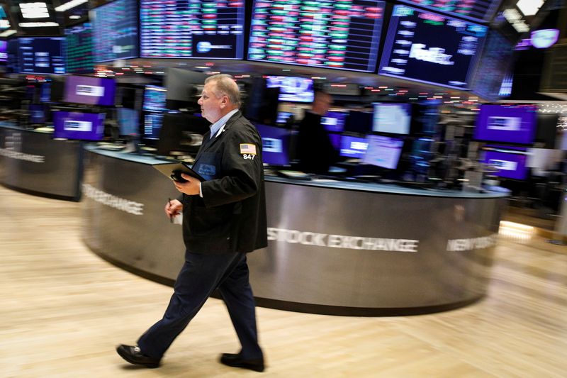 © Reuters. FILE PHOTO: Traders work on the floor of the New York Stock Exchange (NYSE) in New York City, U.S., December 3, 2021.  REUTERS/Brendan McDermid