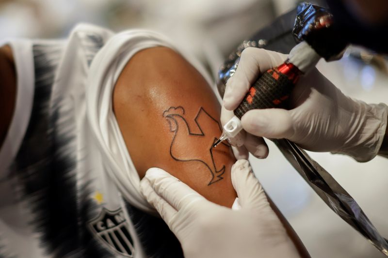 Torcedores fazem fila por tatuagens de graça para celebrar título do Atlético Mineiro