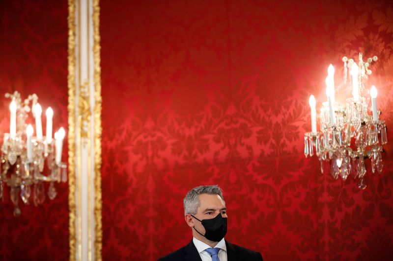 &copy; Reuters.  １２月６日、    オーストリアのカール・ネハンマー内相（写真）が、新首相に就任した。ウィーンのホーフブルク宮で撮影（２０２１年　ロイター/Leonhard Foeger）