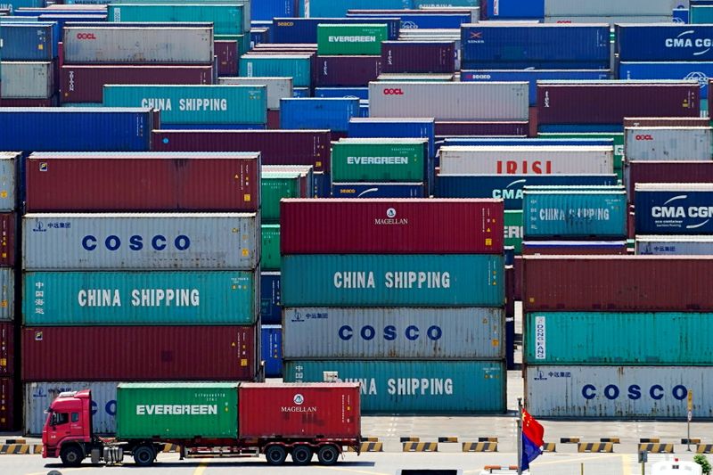 &copy; Reuters. FILE PHOTO: Containers are seen at the Yangshan Deep Water Port in Shanghai, China August 6, 2019. REUTERS/Aly Song/File Photo