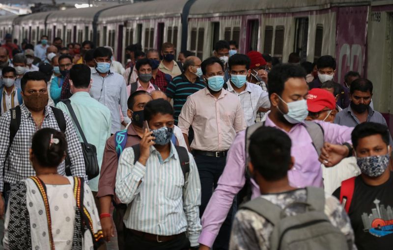 &copy; Reuters. أفراد يضعون كمامات للوقاية من فيروس كورونا في محطة للقطارات في مومباي يوم 29 نوفمبر تشرين الثاني 2021. تصوير: نيهاريكا كولكارني - رويترز. 