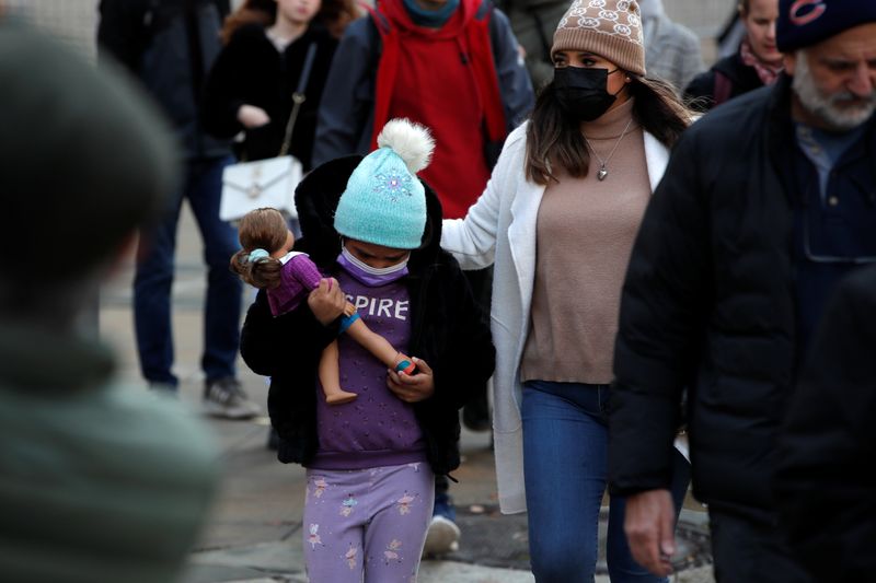 &copy; Reuters. 　１２月７日、ロイターの集計によると、新型コロナウイルスの感染者は世界全体で２億６５８５万人を超え、死者は５５５万８０４３人となった。写真はニューヨークで６日撮影（２０２