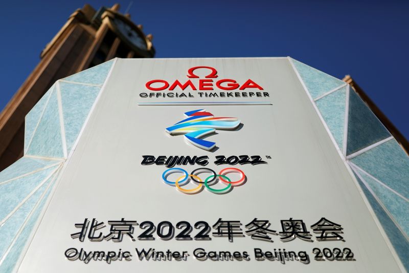 © Reuters. The Beijing 2022 emblem is seen on a countdown clock for the Beijing 2022 Winter Olympic Games in Beijing, China December 7, 2021. REUTERS/Carlos Garcia Rawlins