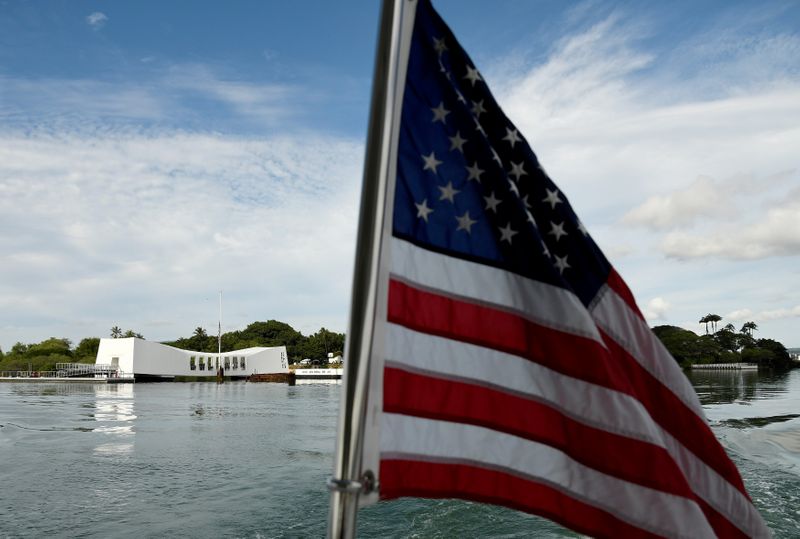 © Reuters. 　日本が米ハワイ・オアフ島の米軍基地を攻撃した真珠湾攻撃から７日で８０年を迎えるが、６日夜には最初に撃沈された戦艦ユタの乗組員５８人を追悼する式典が開かれた。写真は２０１６年に、７５年を迎えた日の式典で撮影された写真。ホノルルで撮影（２０２１年　ロイター/Hugh Gentry）