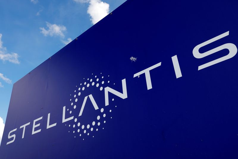 &copy; Reuters. FILE PHOTO: A view shows the logo of Stellantis at the entrance of the company's factory in Hordain, France, July 7, 2021. REUTERS/Pascal Rossignol/File Photo