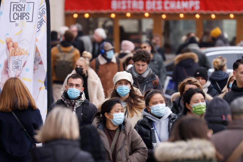 &copy; Reuters. FILE PHOTO: People, wearing protective face masks, walk on the Champs Elysees Avenue in Paris amid the coronavirus disease (COVID-19) outbreak in France, December 6, 2021. REUTERS/Gonzalo Fuentes