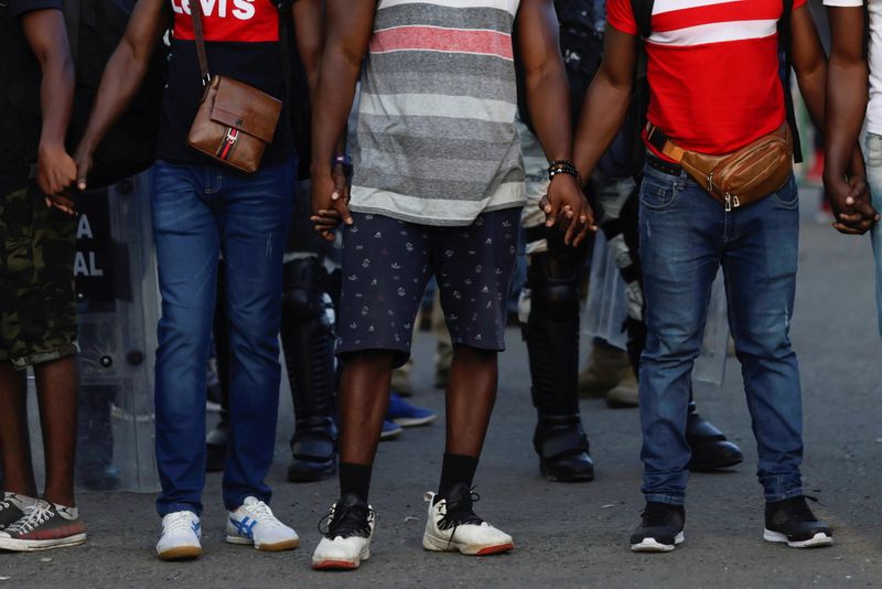 &copy; Reuters. مهاجرون في تاباتشولا يوم الاثنين. تصوير: خوسيه لويس جونزاليس - رويترز