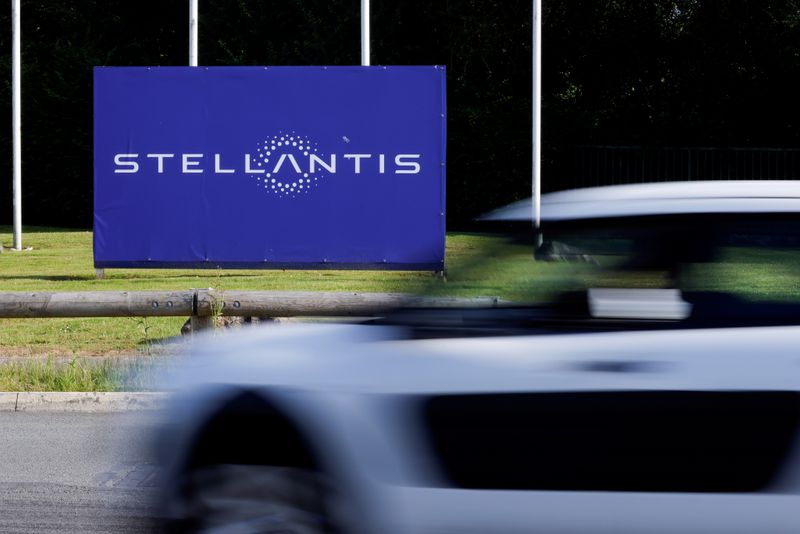 &copy; Reuters. Il logo di Stellantis all'ingresso dello stabilimento dell'azienda a Hordain, in Francia, 7 luglio 2021. REUTERS/Pascal Rossignol
