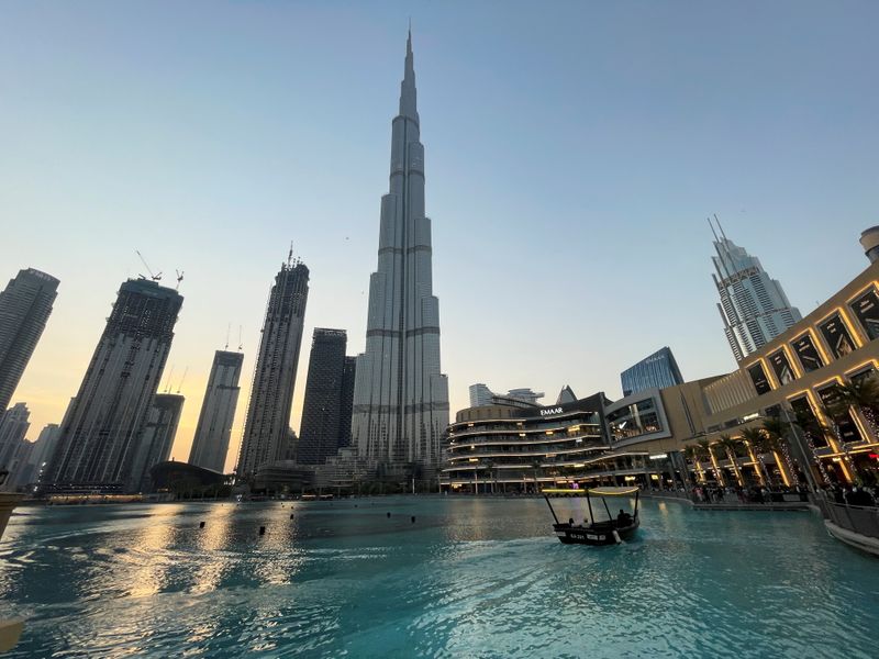 © Reuters. FILE PHOTO: General view of the Burj Khalifa and the downtown skyline in Dubai, United Arab Emirates, September 30, 2021. REUTERS/Mohammed Salem/File Photo