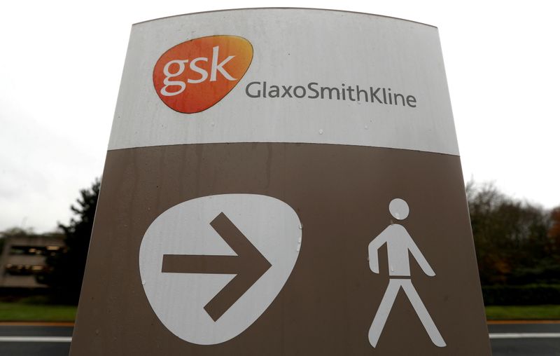 &copy; Reuters. FOTO DE ARCHIVO: El logotipo de GlaxoSmithKline (GSK) en el centro de investigación de la compañía farmacéutica en Stevenage, Reino Unido, 26 de noviembre de 2019. REUTERS/Peter Nicholls/File Photo