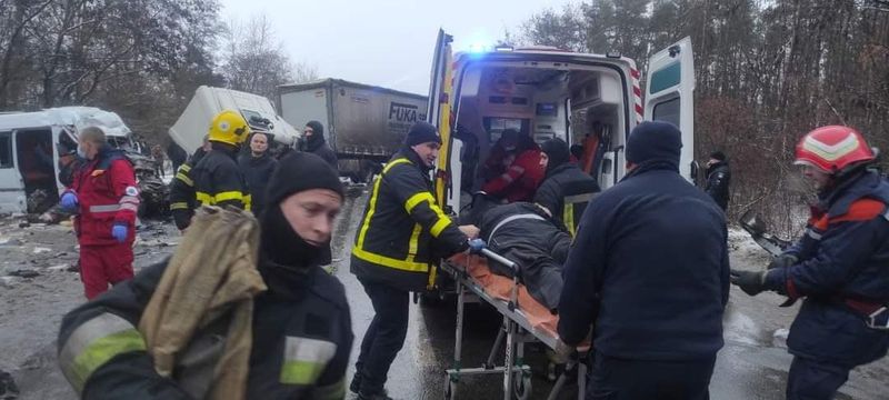 © Reuters. Rescuers transport a person on a stretcher into an ambulance following a road accident near the village of Brusyliv in the Chernihiv region, Ukraine December 7, 2021. State Emergency Service of Ukraine/Handout via REUTERS ATTENTION EDITORS - THIS IMAGE WAS PROVIDED BY A THIRD PARTY. PARTS OF THE IMAGE HAVE BEEN BLURRED AT SOURCE.