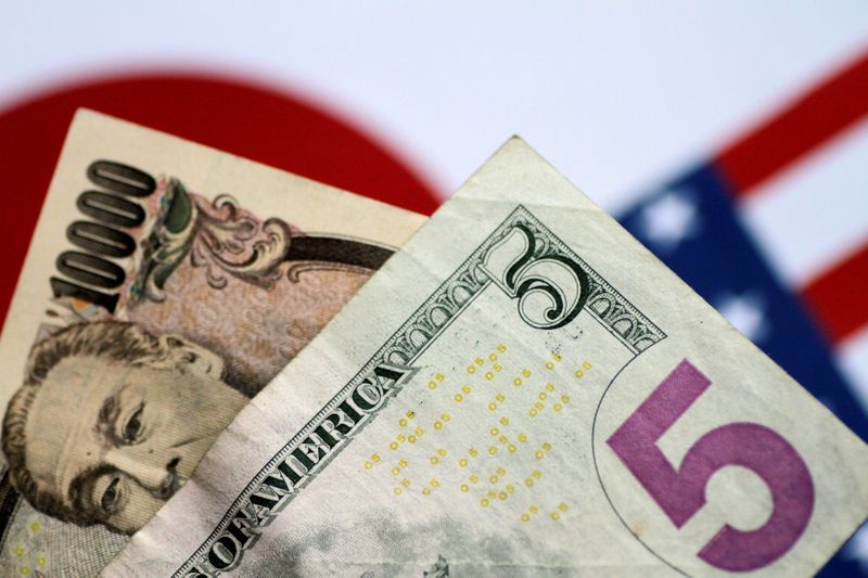 &copy; Reuters. FOTO DE ARCHIVO: Billetes de dólar estadounidense y yenes japoneses se ven en esta ilustración fotográfica del 2 de junio de 2017. REUTERS / Thomas White / Ilustración 