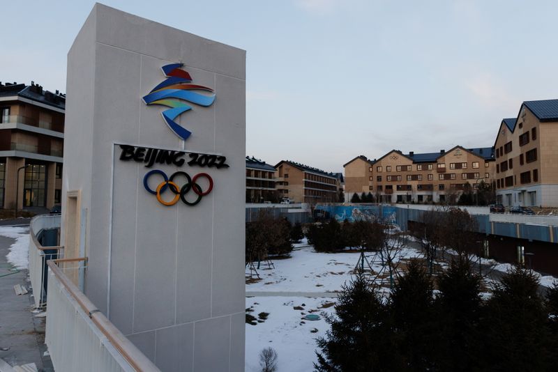 &copy; Reuters. شعار أولمبياد بكين الشتوية في القرية الأولمبية بإقليم خبي يوم 19 نوفمبر تشرين الثاني 2021. تصوير: توماس بيتر - رويترز