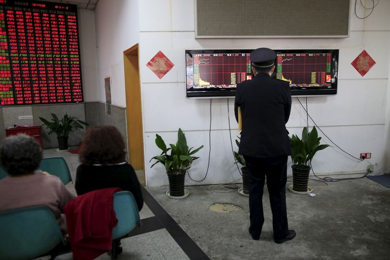 &copy; Reuters. A security guard looks at screens showing stock information at a brokerage house in Shanghai, China, March 7, 2016. REUTERS/Aly Song
