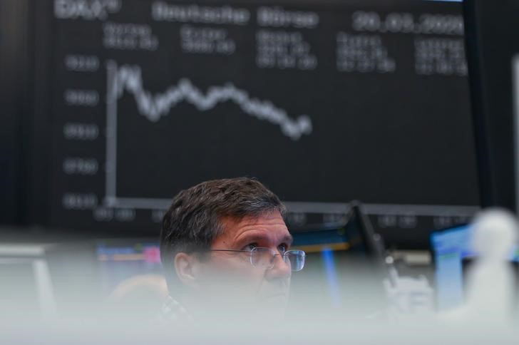 &copy; Reuters. Investidor monitora ações em Frankfurt
20/02/2020
REUTERS/Kai Pfaffenbach