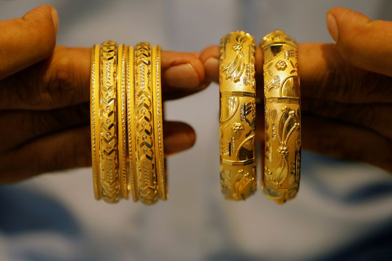 &copy; Reuters. A man checks gold bangles sets at a shop selling bridal jewellery, as the coronavirus disease (COVID-19) outbreak continues, in Peshawar, Pakistan August 6, 2020. REUTERS/Fayaz Aziz