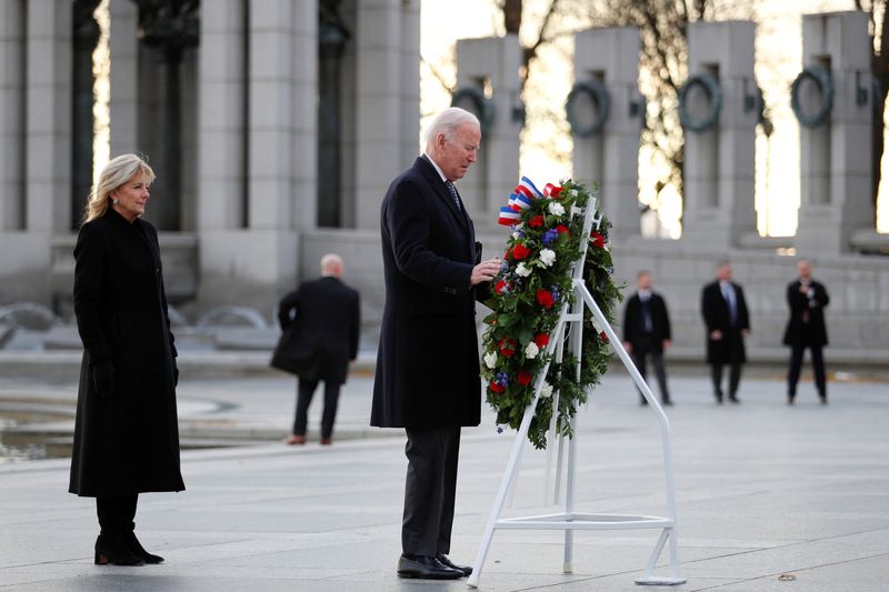 &copy; Reuters. U.S. President Joe Biden and First Lady Jill Biden visit the World War Two Memorial Site on the 80th anniversary of the attacks on Pearl Harbor, Hawaii, at the National Mall in Washington, U.S. December 7, 2021. REUTERS/Tom Brenner