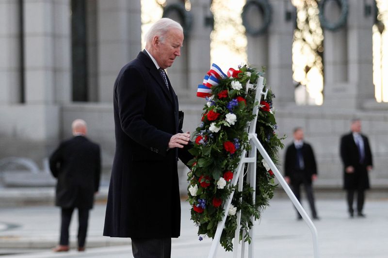 &copy; Reuters. Presidente dos EUA. Joe Biden, visita Memorial da Segunda Guerra em Washington
07/12/2021 REUTERS/Tom Brenner