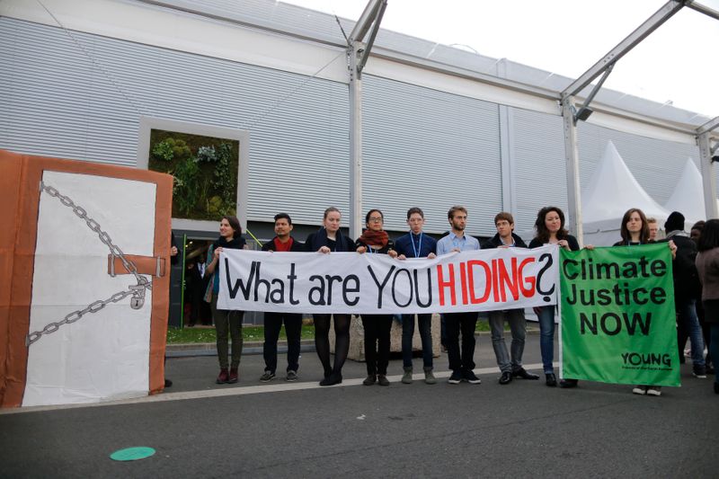 &copy; Reuters. FILE PHOTO: Members of Young Friends of the Earth Europe demonstrate during the World Climate Change Conference 2015 (COP21) at Le Bourget, near Paris, France, December 7, 2015.  REUTERS/Stephane Mahe
