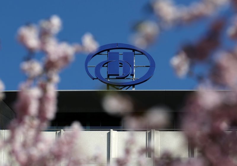 &copy; Reuters. شعار مجموعة هيلتون على أحد فنادقها في فيينا بصورة من أرشيف رويترز.