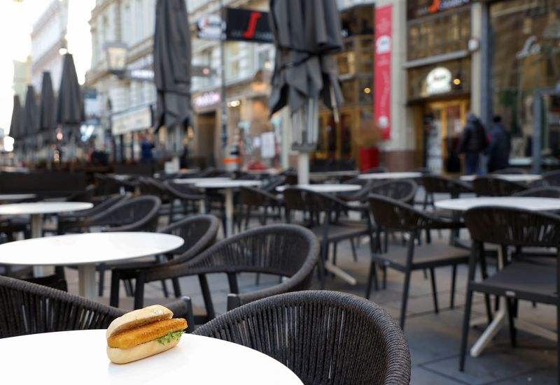 © Reuters. Restaurante fechado em meio a lockdown da Covid-19 em Viena, na Áustria
23/11/2021 REUTERS/Leonhard Foeger