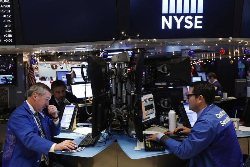© Reuters. La Bourse de New York a ouvert en nette hausse mardi. Dans les premiers échanges, l'indice Dow Jones gagne 0,91%. /Photo d'archives/REUTERS/Lucas Jackson