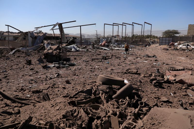 &copy; Reuters. A view of a workshop hit by Saudi-led airstrikes in Sanaa, Yemen, December 5, 2021. REUTERS/Khaled Abdullah