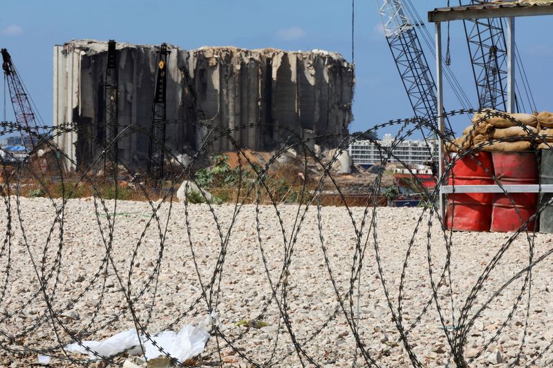 © Reuters. سلك شائك أمام موقع انفجار مرفأ بيروت الذي وقع في عام 2020 في العاصمة اللبنانية يوم 29 سبتمبر أيلول 2021. تصوير: محمد عزاقير - رويترز.