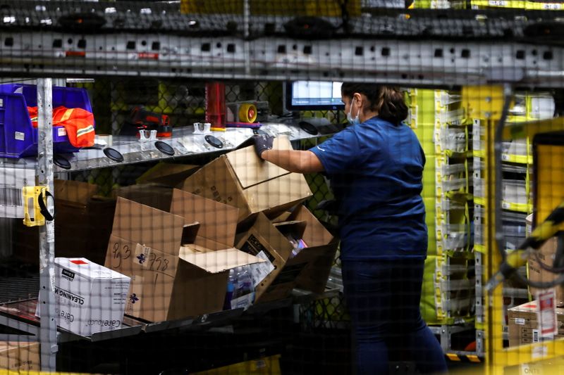 © Reuters. Trabalhadora prepara produtos para transporte em centro de distribuição da Amazon em Robbinsville, EUA
29/11/2021
REUTERS/Mike Segar