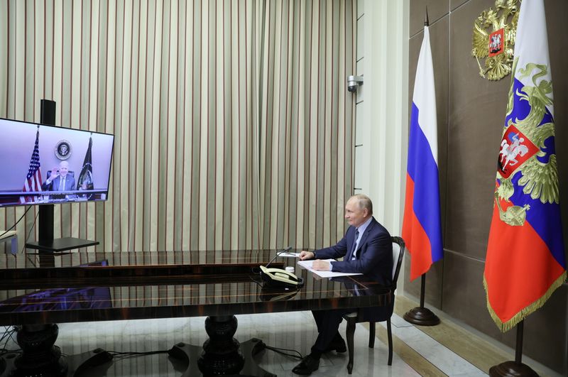 © Reuters. Russian President Vladimir Putin holds talks with U.S. President Joe Biden via a video link in Sochi, Russia December 7, 2021. Sputnik/Mikhail Metzel/Pool via REUTERS