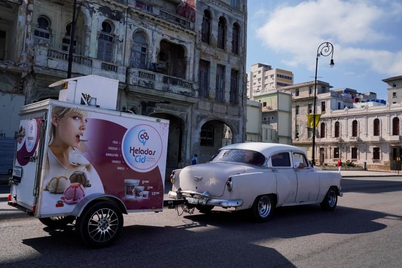 &copy; Reuters. Un trabajador de entregas conduce un camión con los helados Cid, una pequeña firma de de los hermanos Henry y Yendri García, en La Habana, Cuba. Diciembre 6, 2021. REUTERS/Natalia Favre
