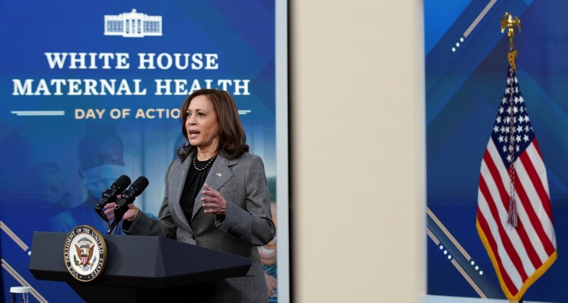 © Reuters. U.S. Vice President Kamala Harris speaks while hosting a maternal health summit at the White House in Washington, December 7, 2021. REUTERS/Kevin Lamarque