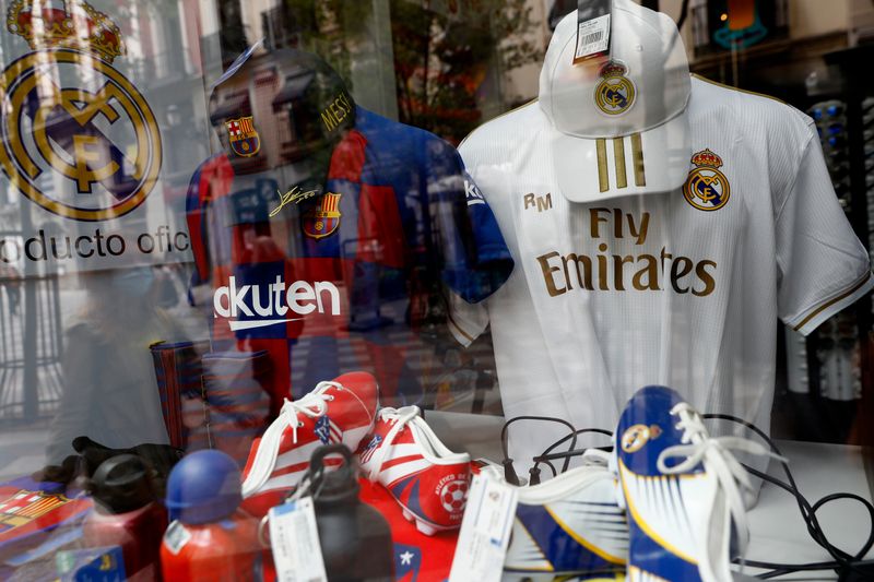 &copy; Reuters. FOTO DE ARCHIVO: Artículos del Barcelona, el Real Madrid y el Atlético de Madrid en un escaparate. REUTERS/Susana Vera