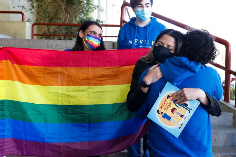 © Reuters. Personas se abrazan a las afueras del Congreso mientras el Senado vota la aprobación de un proyecto de ley de matrimonio entre personas del mismo sexo en Valparaíso, Chile. 7 de diciembre de 2021. REUTERS/Rodrigo Garrido