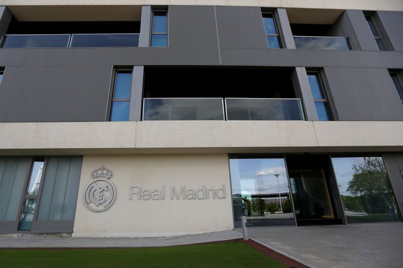 &copy; Reuters. صورة لشعار نادي ريال مدريد على مدخل مقر إقامة فريق كرة القدم في العاصمة الإسبانية مدريد. صورة من أرشيف رويترز.