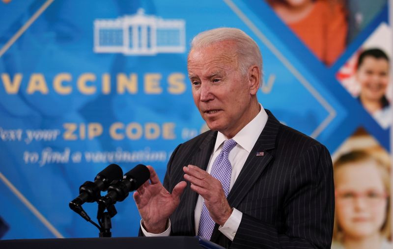 &copy; Reuters. FILE PHOTO: U.S. President Joe Biden delivers remarks on the authorization of the coronavirus disease (COVID-19) vaccine for kids ages 5 to 11, during a speech in the Eisenhower Executive Office Building’s South Court Auditorium at the White House in Wa