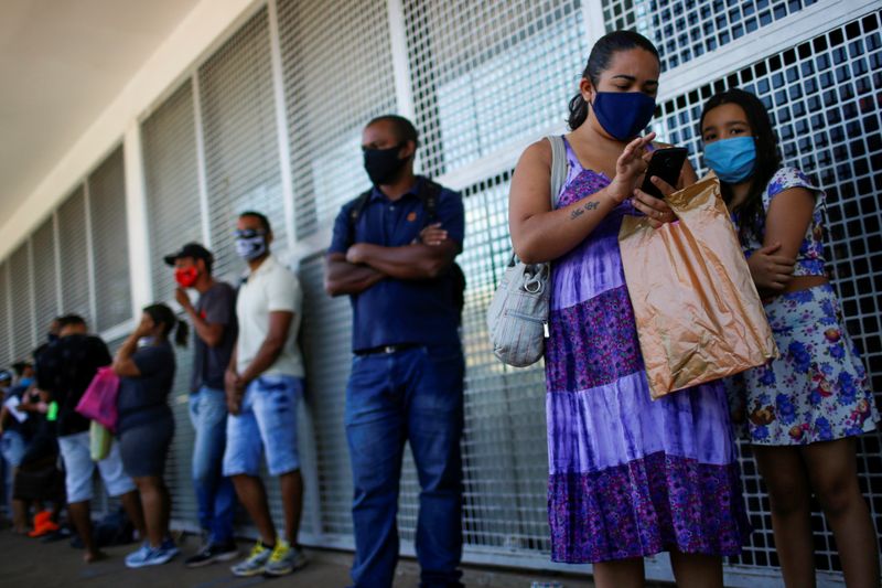&copy; Reuters. Pessoas fazem fila em agência da Caixa para receber o auxílio emergencial, em Ceilândia-DF
07/07/2020
REUTERS/Adriano Machado