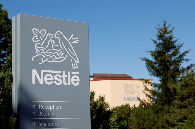 &copy; Reuters. FILE PHOTO: A Nestle logo is pictured at Vers-chez-les-Blanc in Lausanne, Switzerland August 20, 2020. REUTERS/Denis Balibouse
