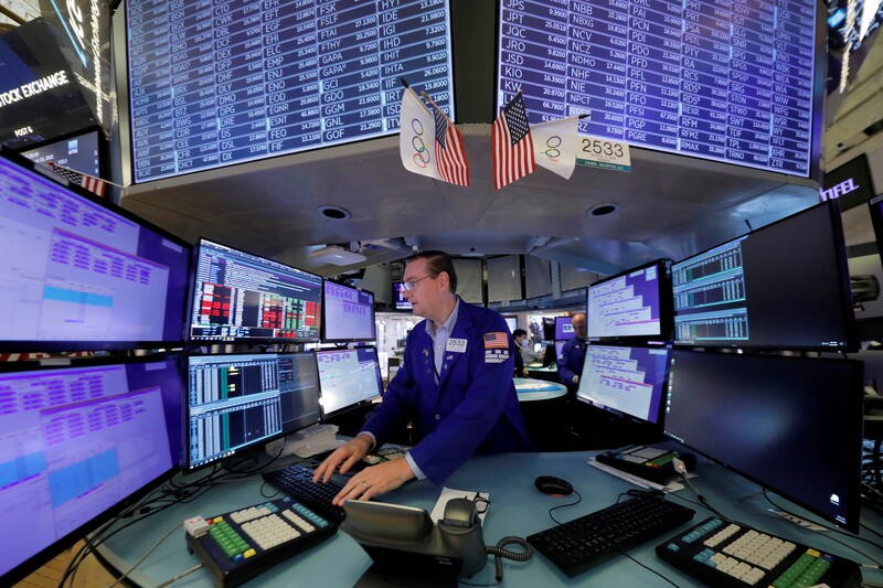&copy; Reuters. 米国株式市場は続伸して取引を終えた。８月撮影（２０２１年　ロイター/Andrew Kelly）