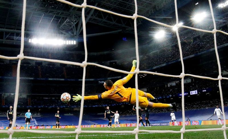 © Reuters. توني كروس يسجل الهدف الثاني لريال مدريد في مرمى انتر ميلان بدوري أبطال أوروبا لكرة القدم في مدريد يوم الثلاثاء.  تصوير: سوزانا فيرا-رويترز.